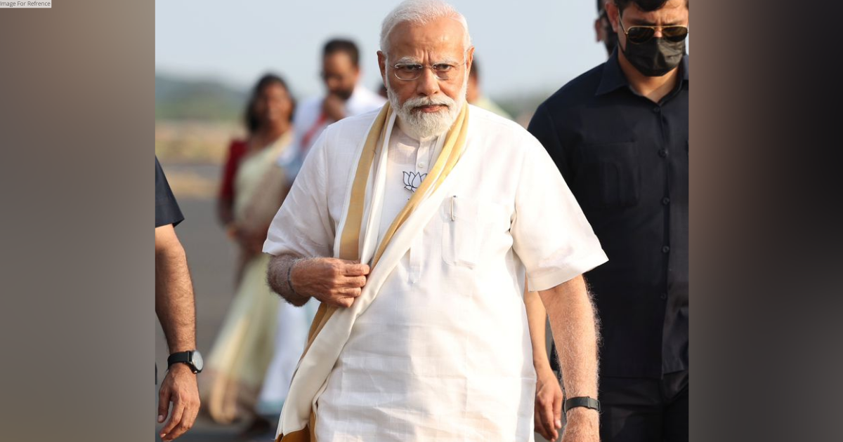 Kerala: Dressed in 'Mundu', PM Modi holds roadshow in Kochi